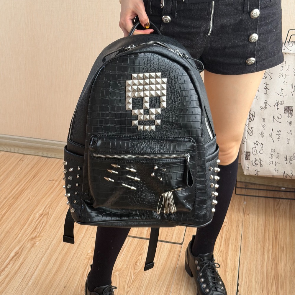 Trend Women Fashion - Czarny plecak z nitami w kształcie